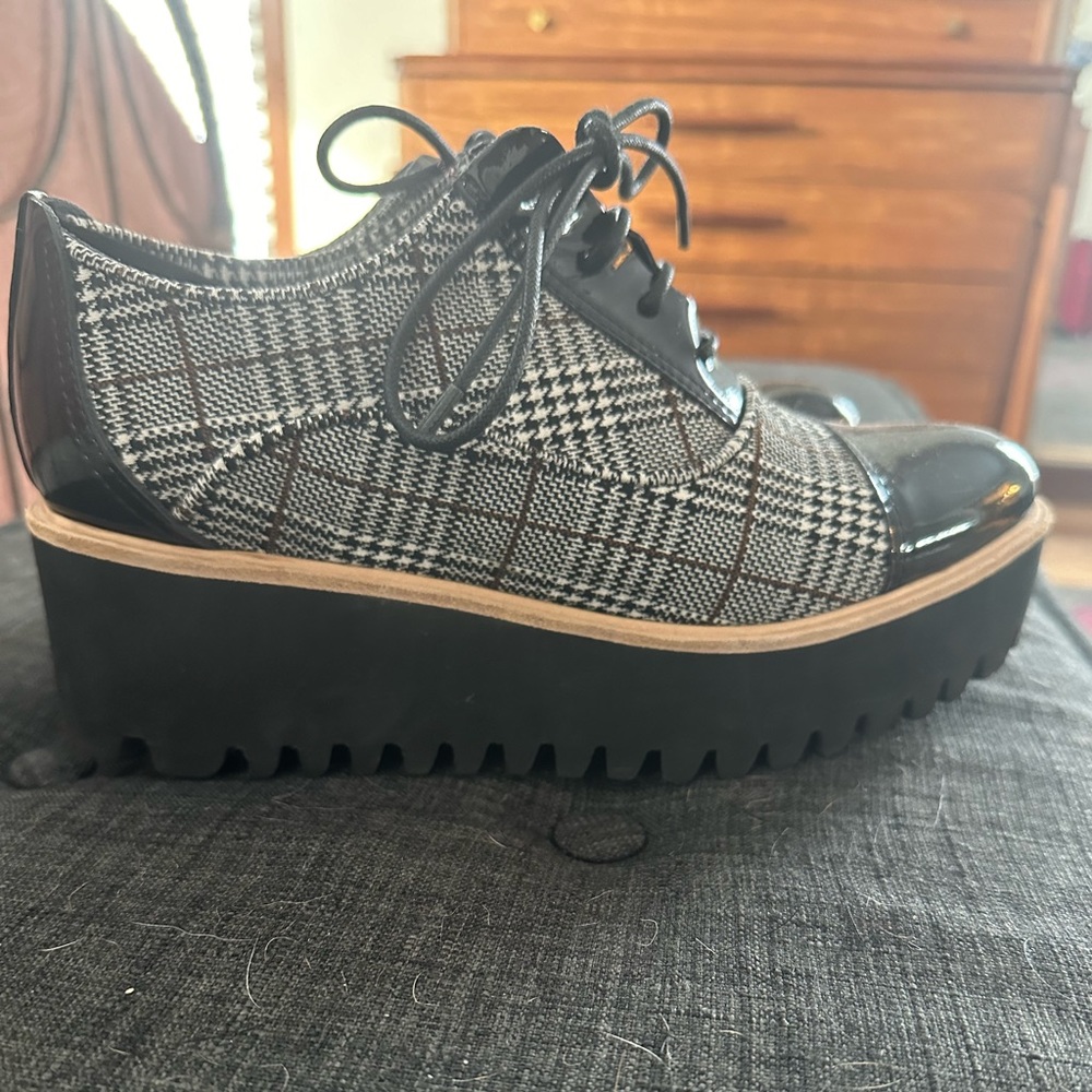 Worn once like new size 8 women’s platform stylish shoes